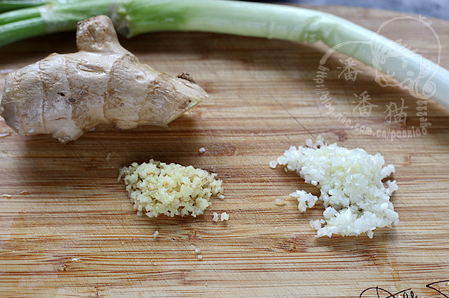 冬瓜汆丸子汤的做法操作步骤第1步：把姜和葱切成细碎的姜米和葱米。