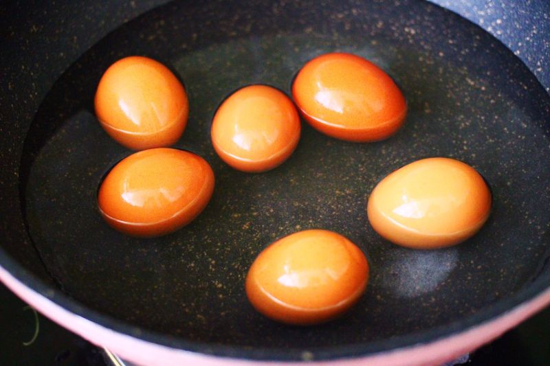 卤味的做法操作步骤第3步：鸡蛋洗净后放到锅里煮熟后，去皮备用。
