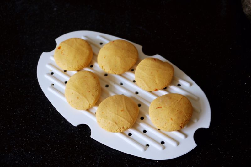 南瓜豆沙小点心的做法操作步骤第4步：把揉好的糯米团分成大小一样的小糯米饼备用。