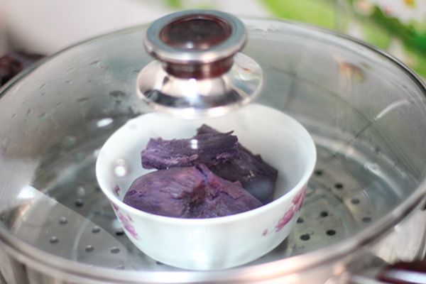 烧果子的做法操作步骤第1步：紫薯上锅蒸30分钟（时间根据紫薯大小而定），能用筷子轻松地在紫薯上扎个洞即可