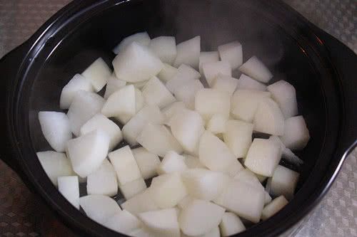 牛肉火锅的做法操作步骤第7步：将白萝卜放入锅内焯一下水，然后捞出备用。