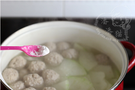 冬瓜汆丸子汤的做法操作步骤第10步：看冬瓜变成半透明后调入盐、香油，家里有鸡粉的可以适当放一些。关火后撒些胡椒粉，切点香菜放入汤里，这就可以享用了。