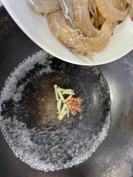白灼虾这一碗蘸料就够了的做法操作步骤第6步：加入处理好的虾