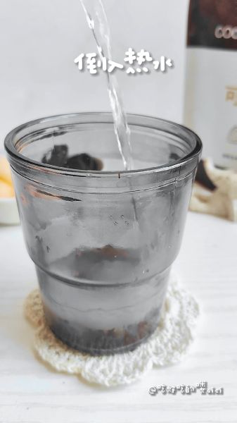 泰式冰可可的做法操作步骤第6步：加入少许热水
