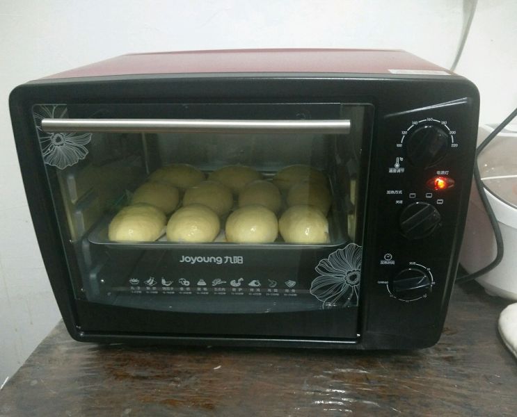 黄油面包的做法操作步骤第8步：烤箱预热180°，上下温18分钟，烤至表面金黄即可。