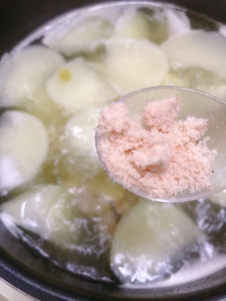 脊骨萝卜汤的做法操作步骤第10步：放盐煮几分钟