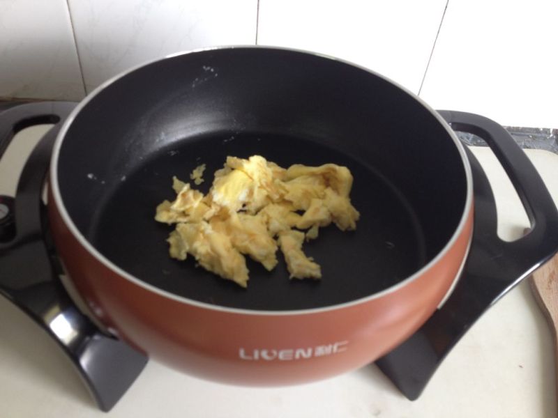 山药虾仁汤的做法操作步骤第6步：把鸡蛋炒熟盛出，它的防粘效果很好，一点都不沾锅