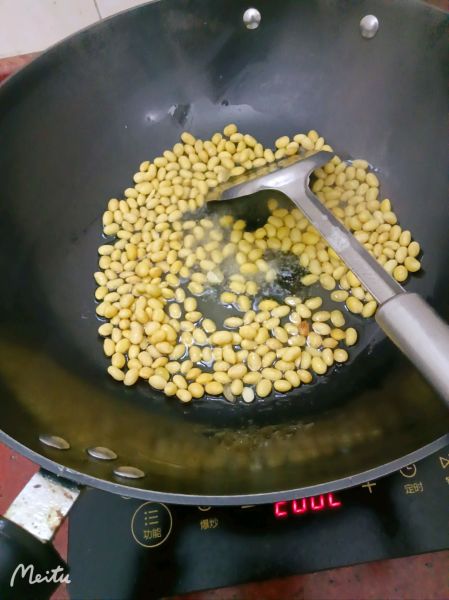 黄豆焖茄子的做法操作步骤第5步：油锅七成热，倒入黄豆
