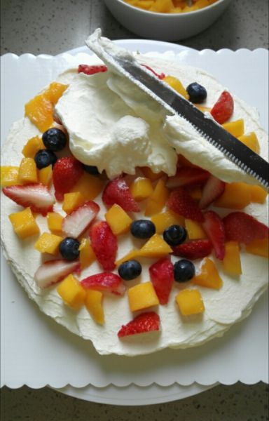水果奶油裱花蛋糕的做法操作步骤第23步：在水果上面再抹一层奶油