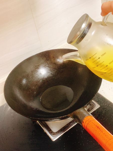 蚝油生菜的做法操作步骤第1步：热锅热油，油晃锅一圈。