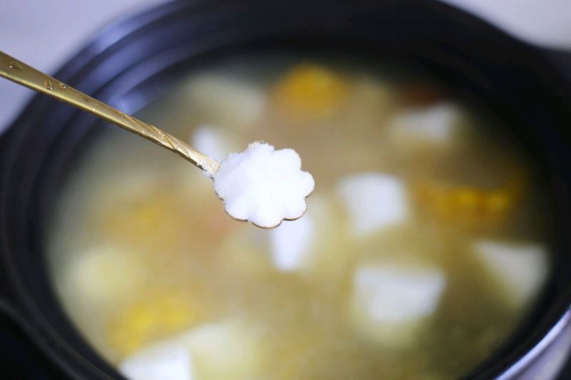 鸡汤的做法操作步骤第11步：出锅前加一勺盐炖5分钟。
