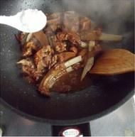 红烧羊肉的做法操作步骤第9步：出锅前10分钟加入白糖翻炒均匀