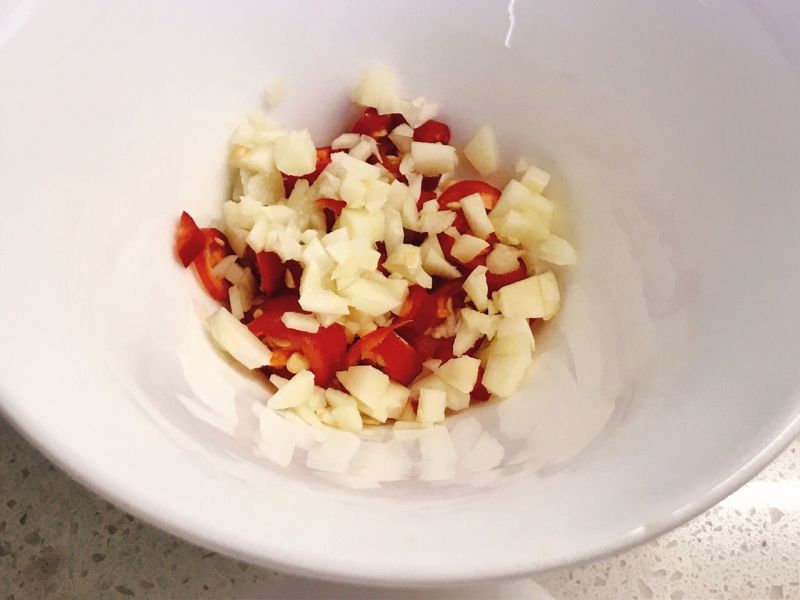 蘸汁豆腐的做法操作步骤第5步：调制蘸汁：碗中放切好的蒜末和小米辣碎，