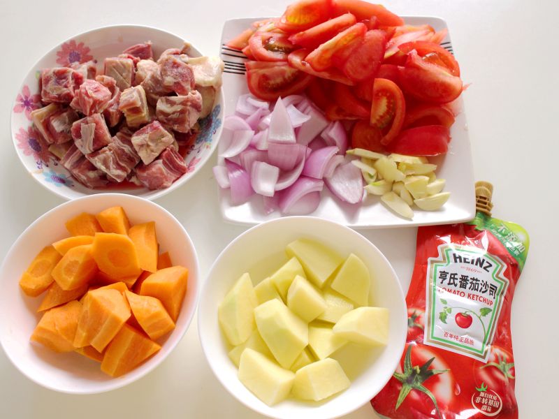 番茄牛腩汤的做法操作步骤第1步：准备材料，所有食材切好备用。