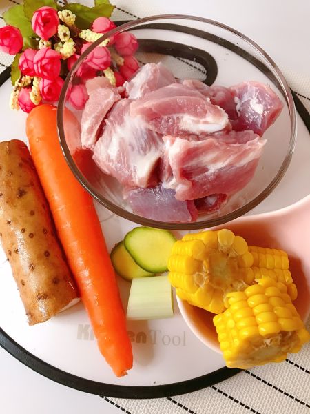 高汤的做法操作步骤第1步：准备食材 猪小排 胡萝卜 山药 玉米 葱 姜