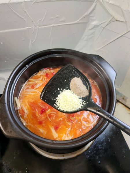 番茄滑肉的做法操作步骤第11步：放入一勺胡椒粉和鸡精！