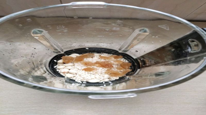 花生酪的做法操作步骤第4步：加入冰糖。