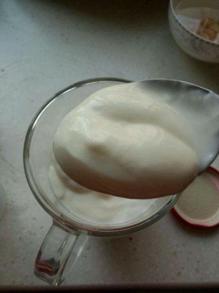 火龙果酸奶奶昔的做法操作步骤第6步：用特仑苏自制的酸奶~非常浓稠~