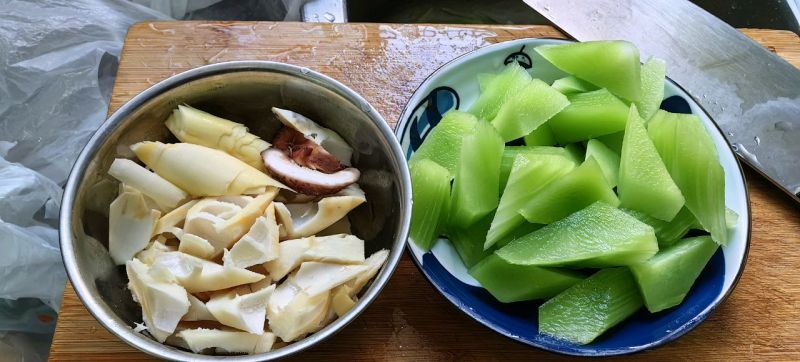 腊鸭莴笋煲的做法操作步骤第3步：食材准备。