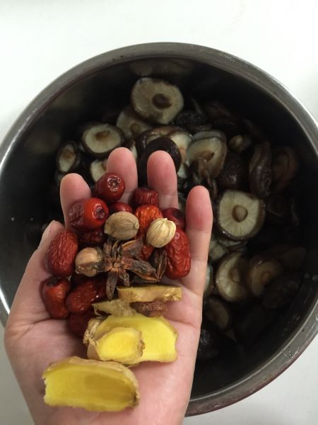 香菇红枣炖鸡汤的做法操作步骤第5步：把香菇放进高压锅内胆中，再放入红枣，八角，生姜和肉蔻！