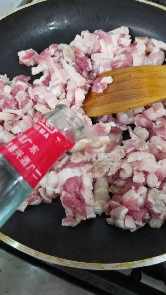 台式卤肉饭的做法操作步骤第4步：放米酒。