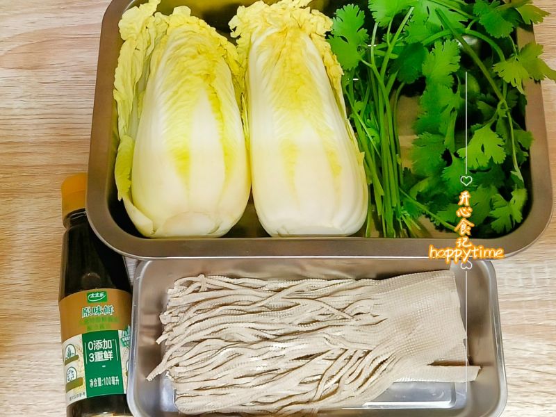 春节家宴必最受欢迎的一道凉菜～香辣娃娃菜的做法操作步骤第1步：准备好食材，豆腐丝切成2段，香菜切小段备用