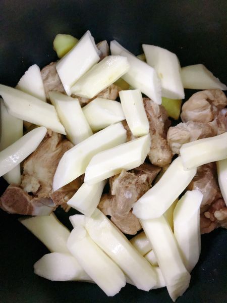 绿豆淮山猪骨汤的做法操作步骤第4步：放入削皮后切成段的淮山