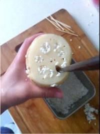 桂花糯米藕的做法操作步骤第4步：将糯米塞入藕孔中
