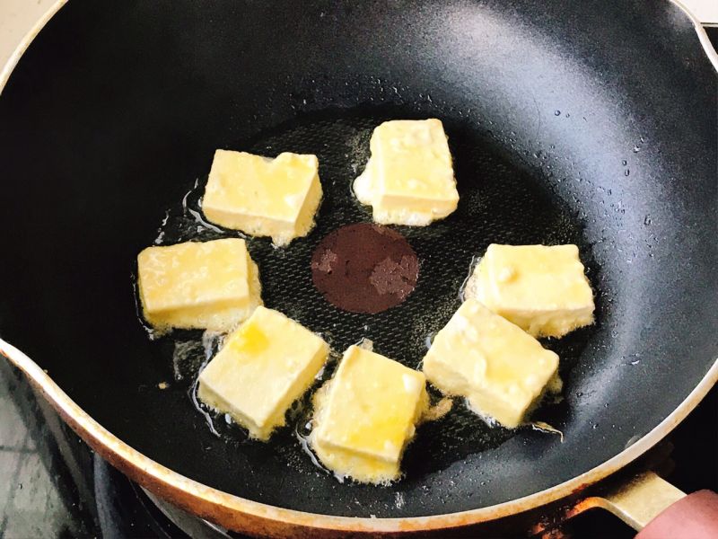 蘸汁豆腐的做法操作步骤第4步：放在油锅里煎至两面金黄；