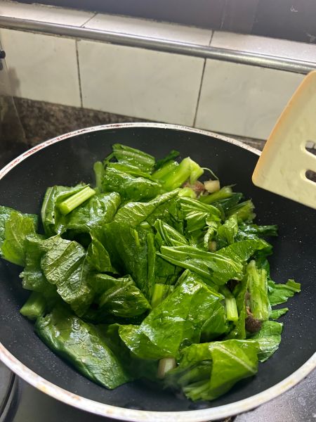 潮汕春菜煲的做法操作步骤第6步：再放菜叶炒。