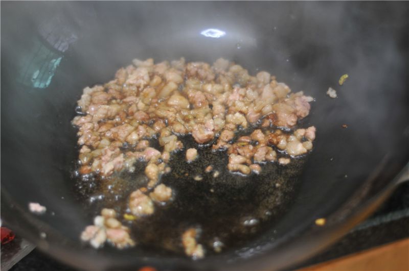 干煸四季豆的做法操作步骤第5步：锅里留底油，倒入猪肉末，滑散，大火快炒