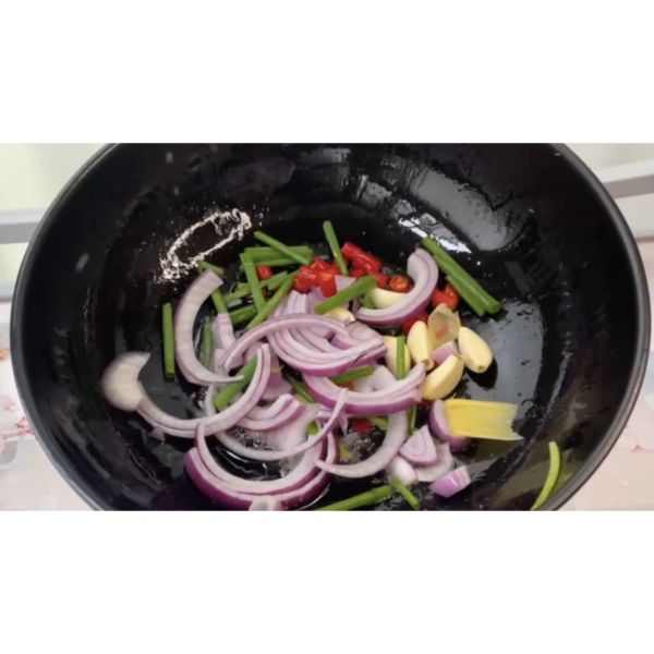 羊蝎子火锅的做法操作步骤第9步：留下葱油，继续加入洋葱，葱段，姜片，大蒜，小米辣，翻炒出香味