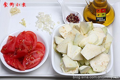 西红柿烧茄子的做法操作步骤第1步：西红柿切块、茄子去皮削成大块，葱切末、蒜切末，姜切末，茄子提前用盐腌下，炒之前用手攥出水分