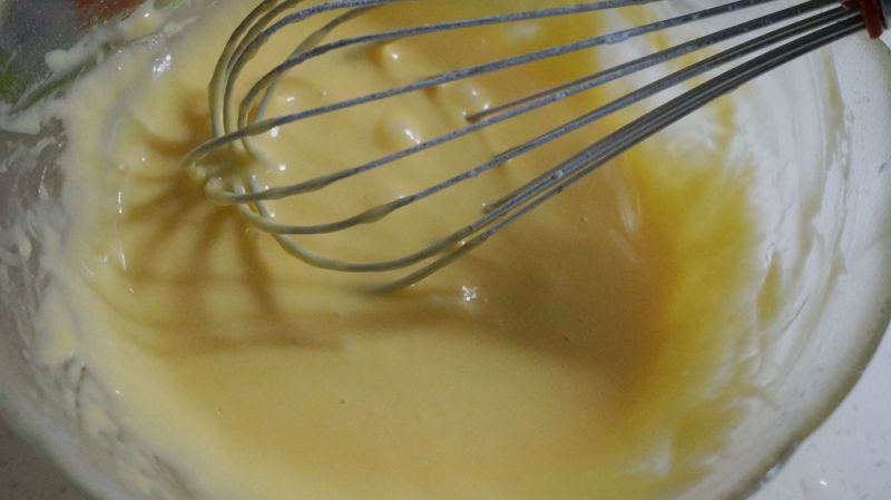 奶油戚风蛋糕卷的做法操作步骤第5步：搅拌均匀，无面粉颗粒，备用
