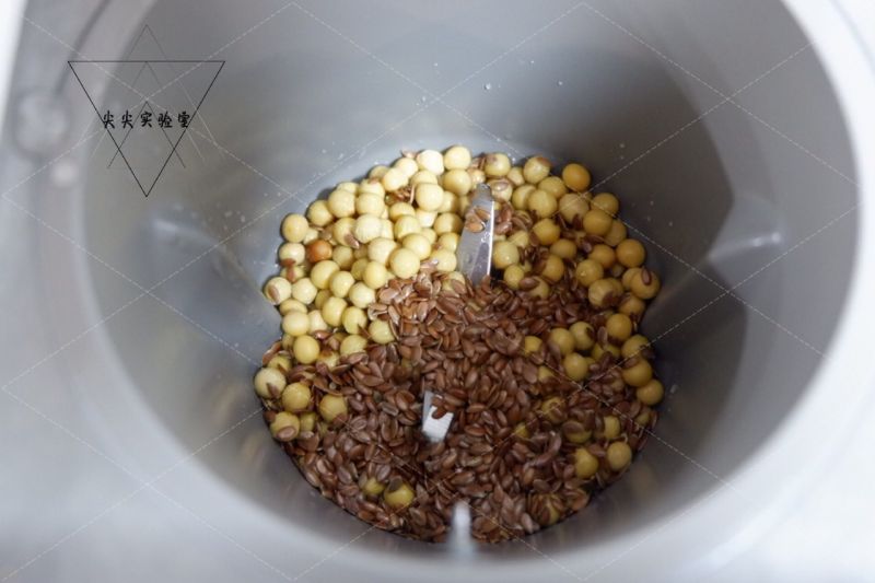 亚麻籽豆浆的做法操作步骤第3步：将亚麻籽和黄豆放入豆浆机，加入600ML清水