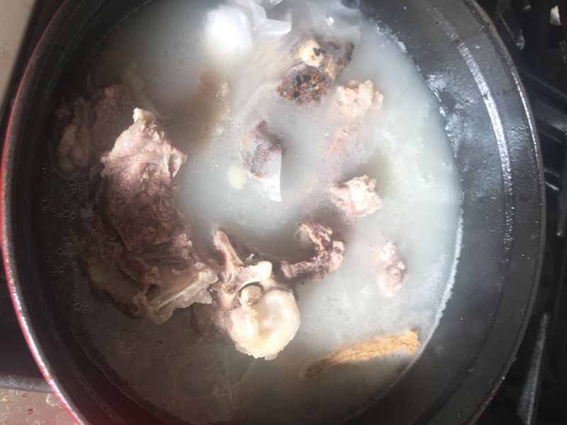 羊蝎子火锅的做法操作步骤第4步：炖至汤白肉软
