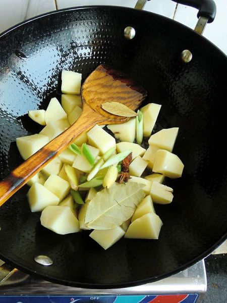 红烧土豆的做法操作步骤第4步：加入葱姜大料。
