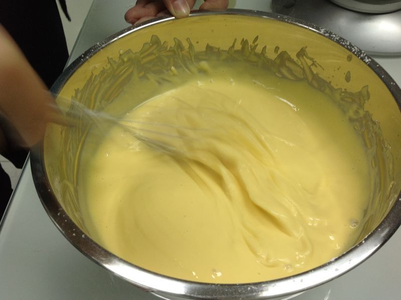 无油酸奶蛋糕的做法操作步骤第4步：将粉类筛入酸奶蛋黄糊中，用手抽之字型抽匀。