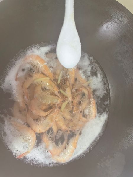 白灼虾这一碗蘸料就够了的做法操作步骤第8步：至锅中水煮开，加盐