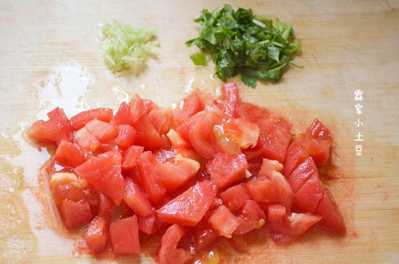 番茄鸡蛋拌面的做法操作步骤第1步：葱花、香菜、西红柿，洗净切碎。