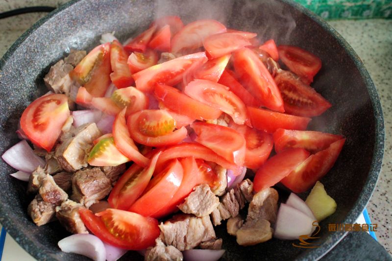 番茄牛腩汤的做法操作步骤第8步：加入番茄，翻炒至番茄出汁。