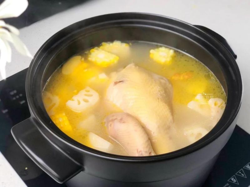 鸡汤煲的做法操作步骤第9步：放入玉米段和藕片；