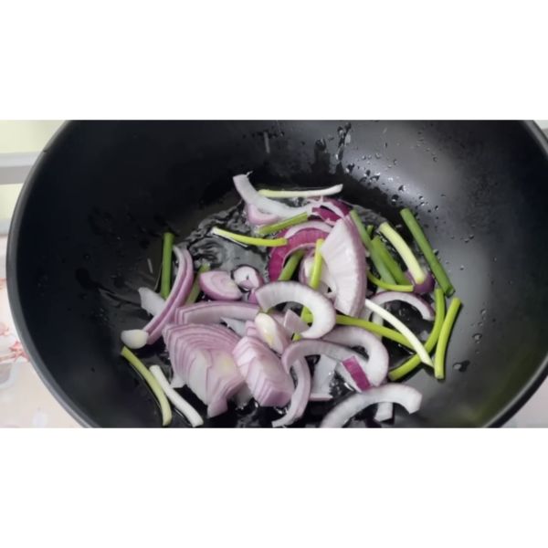 羊蝎子火锅的做法操作步骤第7步：加入洋葱和葱段，小火，慢炸