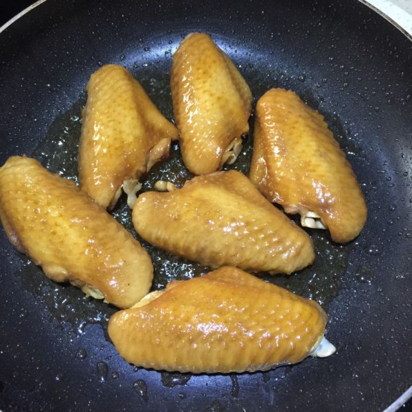 茶香鸡翅的做法操作步骤第4步：两面煎至金黄，不可用大火，鸡翅皮容易变老。
