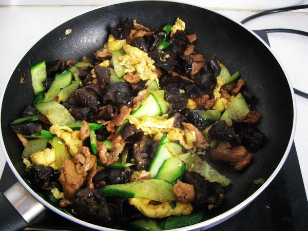 木须肉的做法操作步骤第14步：淋入酱油、蚝油、盐调味，翻炒均匀后出锅。