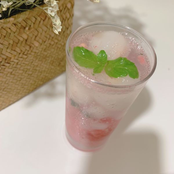西瓜荔枝气泡水的做法操作步骤第9步：超级好喝