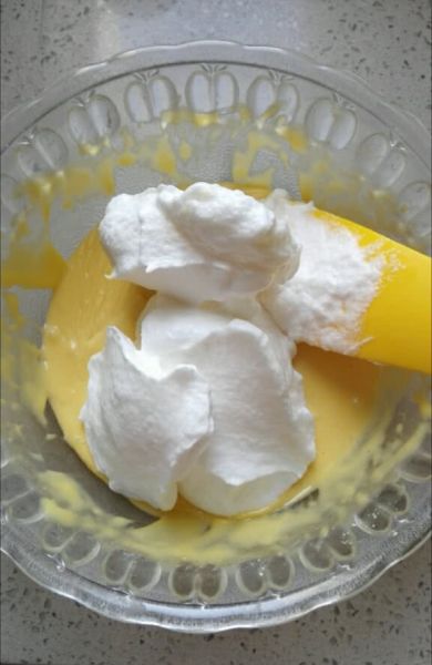 水果奶油裱花蛋糕的做法操作步骤第8步：取三分之一的蛋白加入到蛋黄糊中翻拌，1点到7点的翻拌手法，千万别画圈，否则会消泡