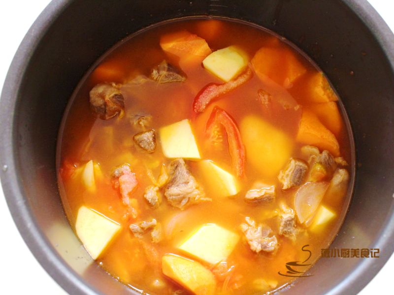 番茄牛腩汤的做法操作步骤第11步：把炒好的食材倒入高压锅加入没过牛腩的水，3小勺盐，选择牛肉程序差不多30分钟。