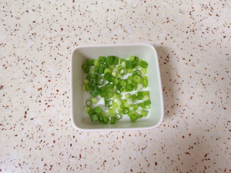 蘸汁茄子的做法操作步骤第5步：蒸茄子的时间里准备蘸汁:小葱切成葱花放入小碗里。