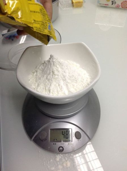 无油酸奶蛋糕的做法操作步骤第3步：称好低筋面粉和玉米淀粉。
